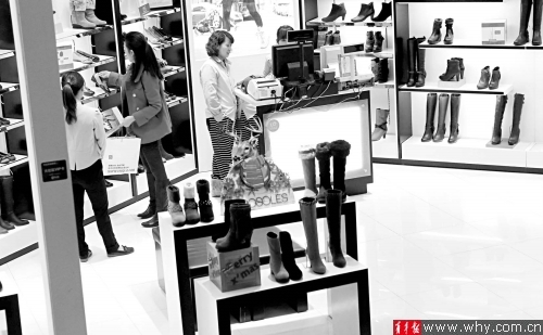 　　冬靴上市价格翻倍涨。本报记者 贺佳颖 摄