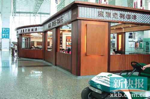 　　■风雅老树咖啡位于白云机场中心位置，属于三星级店，一杯蓝山咖啡60元，一份红烧牛腩饭60元，加多宝卖20元一罐。