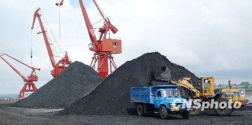 　　一个在煤炭行业里摸爬滚打了30多年的煤老板感慨，“守着大堆大堆的煤没销路干着急，做煤炭生意30多年了，还没碰到过像今年这样的情形”。资料图。
