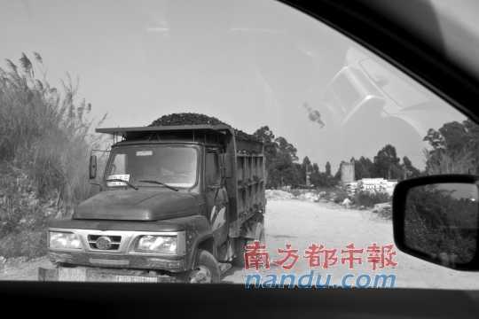 番禺石碁镇凌边村一条偏僻小路上，一辆写着环卫专用的小货车正运载着用作肥料的垃圾。