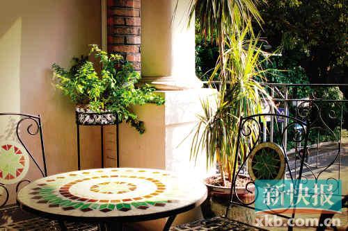 坐在二楼的阳台，品着咖啡，可以欣赏绿树掩映下的红砖老别墅。