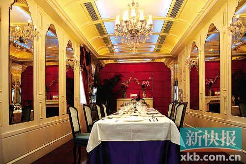 二楼是法国情怀，四面全是镜子，像凡尔赛宫的镜厅。