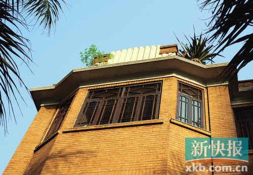 外立面的女儿墙和红砖都原状保留。