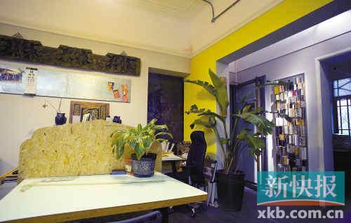 为了修复以前传统的“天花线”装饰，开平老师傅用水泥浆手工慢慢“批”出来。