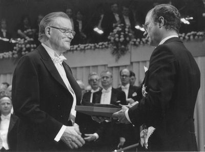 　　1986年，瑞典皇家科学院授予布坎南(左)诺贝尔经济学奖，授奖理由是，布坎南“发展了经济和政治决策的契约论与宪法基础”。