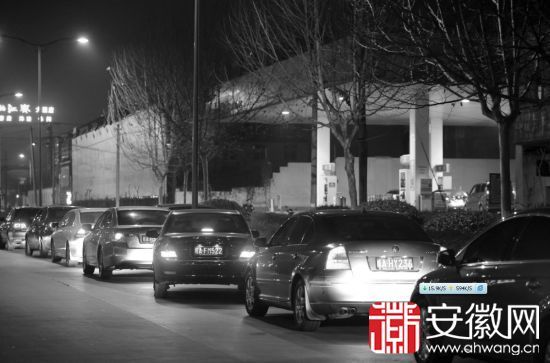 <b>2月24日夜晚，合肥一家加油站外，车辆排起了长龙。</b>