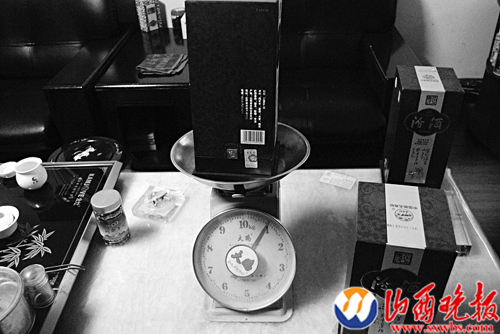 胡先生从箱中拿出的三瓶酒重量分别为：2斤、2.5斤、3斤