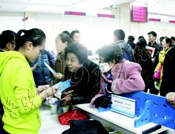 “国五条”出台后，不少济南市民到房产交易大厅咨询个税事宜。记者 左庆 摄