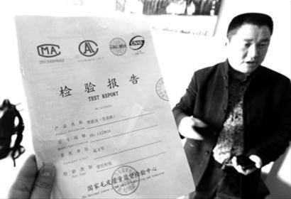 顾客投诉皮包材质与商品标注不符。晚报 王浩然 现场图片
