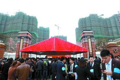 昨天浦东某处楼盘推出新房源，售楼处挤满了大量的购房者。张海峰 现场图片