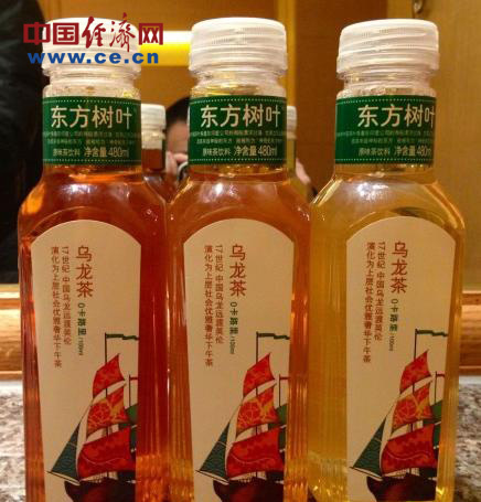 农夫山泉“东方树叶调味乌龙茶饮料”不同出厂日期颜色各异。 中国经济网 发(王海供图)