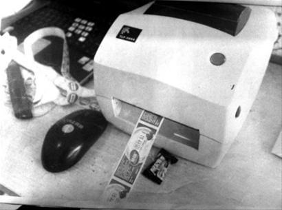 在谢思河办公室里，“进口”商标靠一台打印机制造。徐汇检察院供图 