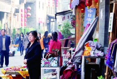 　　古城内一名旅店老板在期盼游客入住摄/记者 黑克
