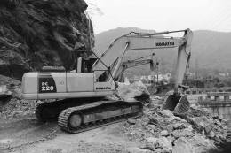 4月21日，武警水电三总队官兵用大型挖掘机抢通芦山县龙门乡通往宝盛乡的道路 新华社图