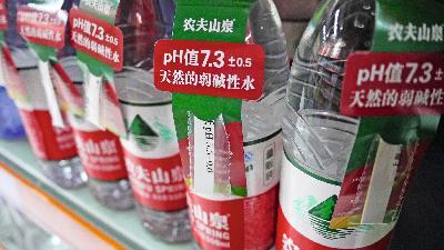 2013 年5 月6 日，杭州一家超市摆放的农夫山泉，附赠一张pH试纸，供消费者检验。