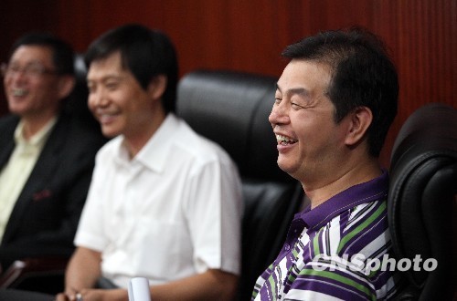 (图说：雷军(左二)、求伯君(右一))