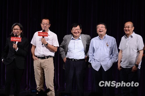 (图说：俞敏洪(左二)、徐小平(左三)、王强(右二))