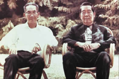 泰国正大集团创始人谢易初(左)
