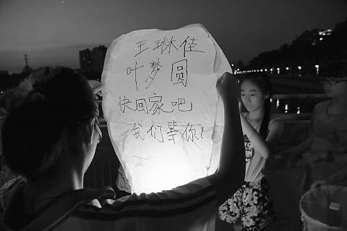  7月8日，浙江衢州，江山中学学生自发祭奠空难同学。CFP供图