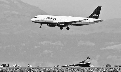 　　7月9日，一架美国捷蓝航空公司客机准备降落在美国旧金山国际机场。截至当日，旧金山国际机场已逐步恢复正常运营。新华社发