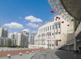 　　建设坐上了火箭，房价随之“扶摇直上”。三年前，凯里市区的房价不到2000元/平方米，到2012年，房价涨了不止一倍。摄影/张焕