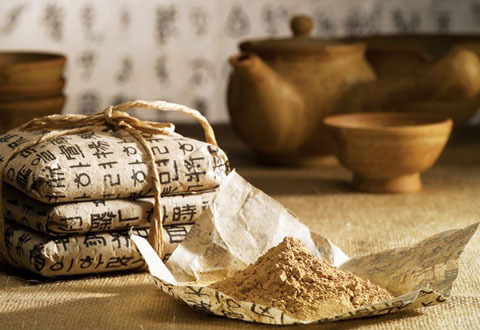 　　英国药管局计划从明年年初开始，全面禁止未经注册的中成药在英国销售。目前，我国仅有一家企业的药品通过注册。与此同时，加拿大等国的相关部门也就中药的安全性发出警告。在这样的背景下，中国出口的部分植物提取物又被生产成“洋中药”高价返销回中国。中药国际化之路面临重重挑战