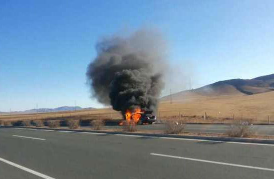 奔驰E系轿车突然自燃烧毁