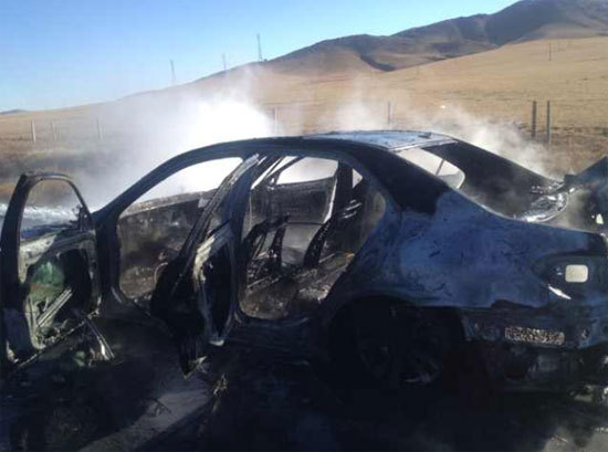 奔驰E系轿车突然自燃烧毁