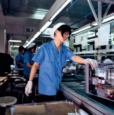 格兰仕生产线上的年轻工人，对于日复一日的机器般的生活十分厌倦