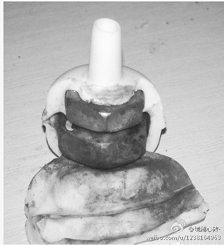 配重球外包裹去掉后，里面是生锈的铁螺帽。图据网络