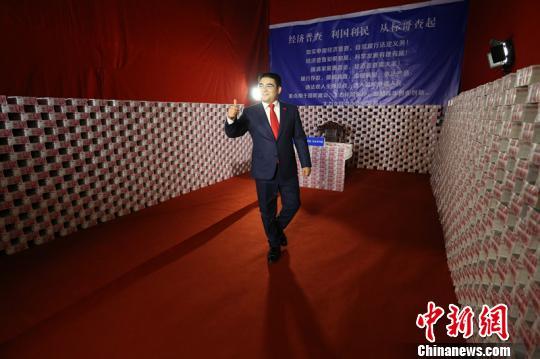 2013年12月24日，陈光标在南京晒出16吨百元人民币。