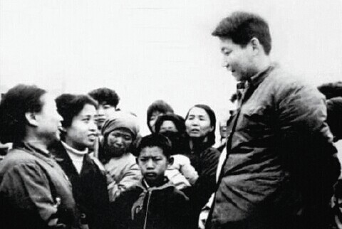 1983 年，时任中共正定县委书记习近平在与群众交谈。