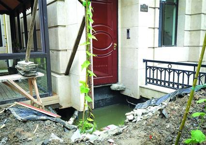 中建大公馆多位业主反映，在装修过程中发现多处漏水，屡次维修新状况不断，多户地下室被水淹。　　　晨报记者 张佳琪 