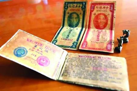 图片说明：大连卢先生提供的存款说明书、两张存单及两枚印鉴的图片。