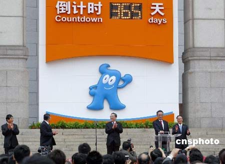  5月1日上午，在北京天安门广场东侧中国国家博物馆前，举行中国2010年上海世博会倒计时一周年暨计时牌启动仪式，昔日香港回归倒计时牌、澳门回归倒计时牌、北京奥运会倒计时牌所在地竖立起上海世博会倒计时牌。图为全国人大常委会委员长吴邦国启动倒计时牌。 中新社发 郑雄增 摄