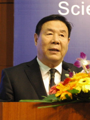 图文:原劳动和社会保障部部长郑斯林