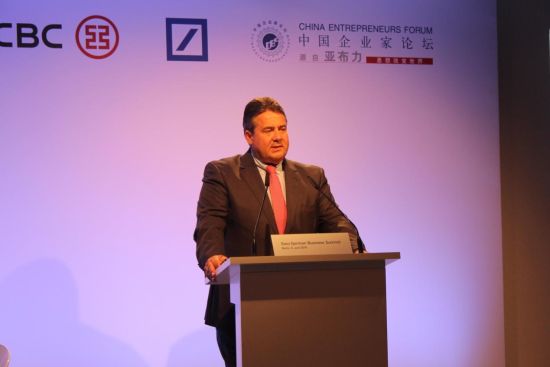 柏林时间6月4日，亚布力论坛与工商银行成员与德国企业家共同参与了“中德企业家论坛”，探讨德国制造、中国制造、中德贸易前景等话题。图为德国联邦政府副总理Sigmar Grillo主题演讲。（图片来源：新浪财经）