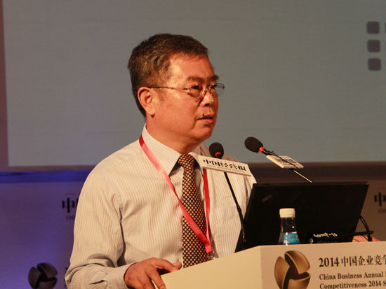 由中国经营报和社科院工经所联合主办的“2014中国企业竞争力夏季峰会”于6月14日在北京举行。上图为中国社会科学院副院长李扬。（图片来源：新浪财经）