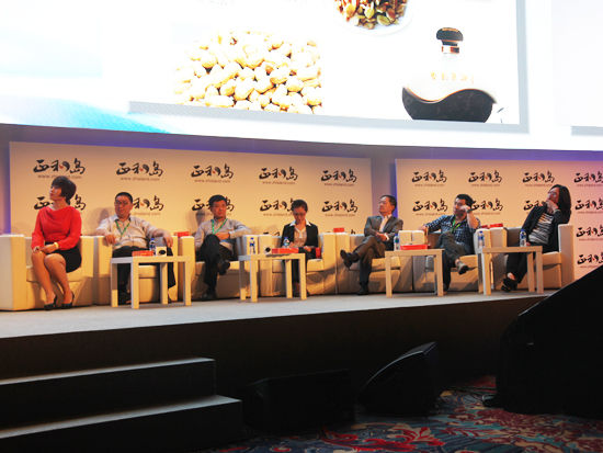 “2014正和岛岛邻大会”于6月13日-15日在北京举行。上图为正和岛创新大集-O2O组。(图片来源：新浪财经 梁斌 摄)