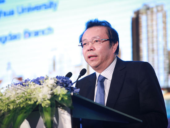 “2014金家岭财富论坛”于6月20日至21日在青岛举行。上图为中国华融资产董事长赖小民。(图片来源：新浪财经 梁斌 摄)