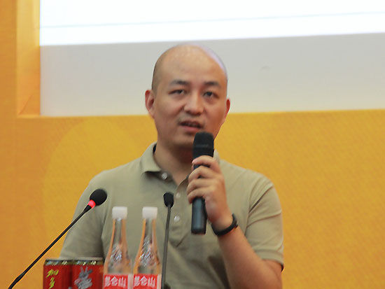  “大国大时代——中国经济报告会”之“六月谈：如何走出‘卖难’困局？” 于2014年6月27日在北京举行。上图为阿里巴巴集团研究院高级专家张瑞东。(图片来源：新浪财经 锦星 摄)