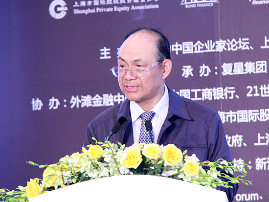 由亚布力中国企业家论坛与上海金融业联合会共同主办的“第二届外滩国际金融峰会”于7月4日在上海半岛酒店举办。图为上海金融业联合会副理事长、海通证券董事长王开国。(图片来源：新浪财经 刘海伟 摄)