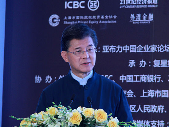由亚布力中国企业家论坛与上海金融业联合会共同主办的“第二届外滩国际金融峰会”于7月4日在上海半岛酒店举办。图为香港瑞安集团有限公司董事局主席罗康瑞。(图片来源：新浪财经 刘海伟 摄)