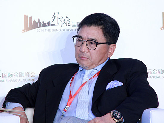 由亚布力中国企业家论坛与上海金融业联合会共同主办的“第二届外滩国际金融峰会”于7月4日在上海半岛酒店举办。图为德意志银行亚洲区投资银行主席蔡洪平在《论坛议题二：民间资本的曙光与迷雾》现场。(图片来源：新浪财经 刘海伟 摄)