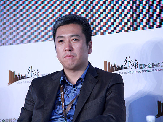 由亚布力中国企业家论坛与上海金融业联合会共同主办的“第二届外滩国际金融峰会”于7月4日在上海半岛酒店举办。图为中泰信托董事长吴庆斌在《论坛议题二：民间资本的曙光与迷雾》现场。(图片来源：新浪财经 刘海伟 摄)