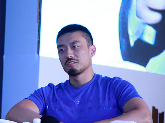 由亚布力中国企业家论坛与上海金融业联合会共同主办的“第二届外滩国际金融峰会”于7月4日在上海半岛酒店举办。图为人人贷联合创始人杨一夫在《论坛议题三：互联网金融与野蛮生长》现场。(图片来源：新浪财经 刘海伟 摄)