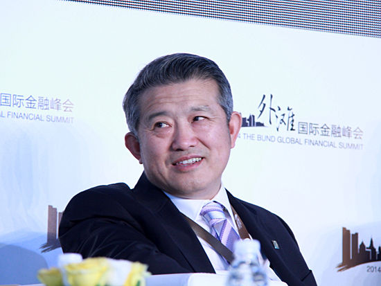 由亚布力中国企业家论坛与上海金融业联合会共同主办的“第二届外滩国际金融峰会”于7月4日在上海半岛酒店举办。图为泰康人寿保险股份有限公司董事长兼CEO陈东升在《论坛议题三：互联网金融与野蛮生长》现场。(图片来源：新浪财经 刘海伟 摄)