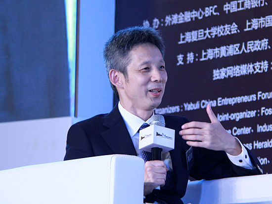 由亚布力中国企业家论坛与上海金融业联合会共同主办的“第二届外滩国际金融峰会”于7月4日在上海半岛酒店举办。图为复旦大学教授、知名主持人蒋昌建在主持《论坛议题三：互联网金融与野蛮生长》。(图片来源：新浪财经 刘海伟 摄)