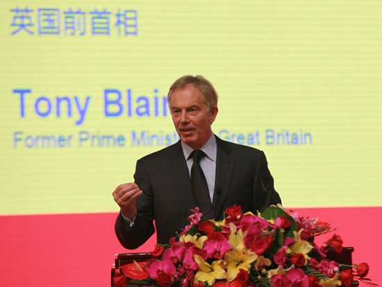 “华佗论箭·七月盛典”于2014年7月25日在广州白云国际会议中心举行。上图为英国前首相托尼-布莱尔。(图片来源：新浪财经 梁斌 摄)