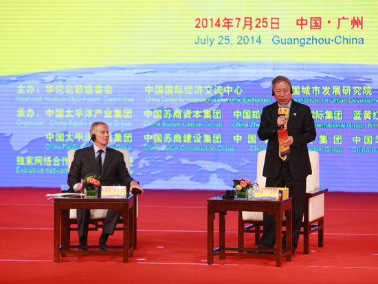 “华佗论箭·七月盛典”于2014年7月25日在广州白云国际会议中心举行。上图为英国前首相托尼-布莱尔与严介和对话。(图片来源：新浪财经 梁斌 摄)